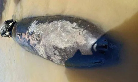 Video: Kích nổ thanh công quả bom dài hơn 1,5m được phát hiện trên sông