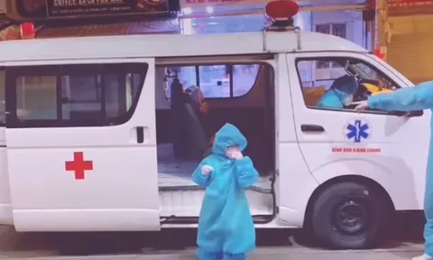 Xúc động: Bé gái 'F0' 5 tuổi ngoan ngoãn lên xe đi điều trị COVID-19 khiến nhiều người nhói lòng