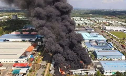 Video: Đám cháy khinh hoàng ở Công ty Ariang Chemical Co Đồng Nai