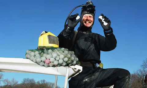 Nghề độc lạ: 10 năm làm thợ lặn nhặt bóng golf bỏ túi 15 triệu USD