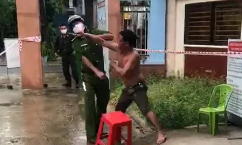 Bị nhắc đeo khẩu trang người đàn ông thẳng tay đấm công an