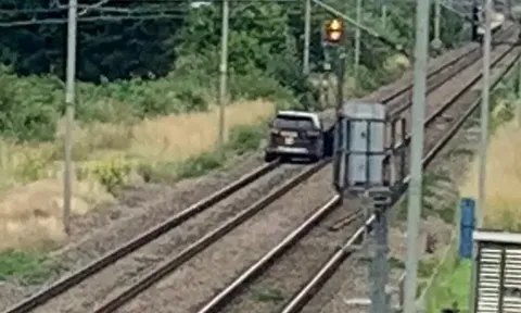 Bị công an bắt khi trộm xe, tên cướp lao thẳng xe xuống đường tàu chạy thoát thân như phim Hollywood