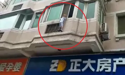 Video: Bé trai rơi khỏi cửa sổ chung cư, 12 người hợp sức giăng rèm giải cứu