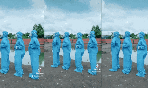 Đội lấy mẫu Covid-19 ở TP.HCM nhảy 'chicken dance' trước khi làm việc