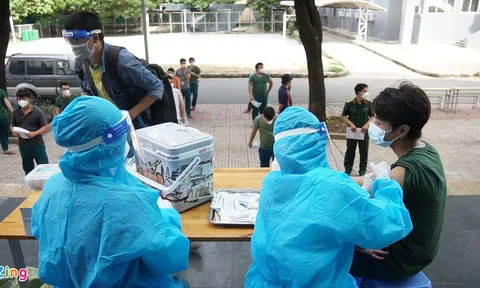 Xe lưu động đến từng hẻm tiêm vaccine cho người dân TP.HCM