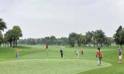Đang dịch, giám đốc Sở, cục phó Cục Thuế tỉnh vẫn đi đánh golf và tiếp xúc với F0