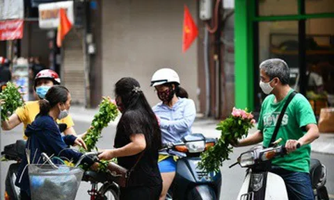 Hàng đồ cúng đông khách ngày đầu tháng cô hồn