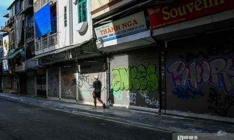 Phố cổ Hà Nội vắng vẻ, hàng loạt cửa hàng treo biển cho thuê