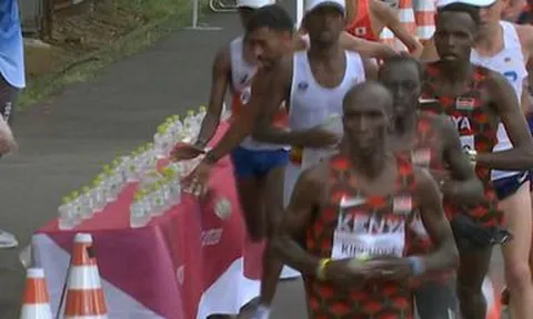 Hành động “chơi xấu” làm đổ hàng loạt chai nước của nam VĐV chạy marathon gây tranh cãi