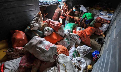 Cận cảnh 300 tấn hàng viện trợ từ Hòa Bình đã vào đến TP.HCM