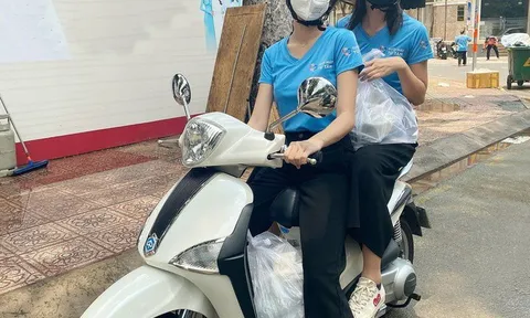 Hoa hậu Tiểu Vy chạy xe máy đi giao cơm cho tuyến đầu chống dịch