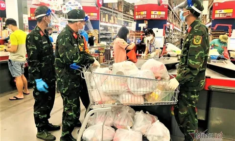 Đi chợ hộ không phải nhiệm vụ chính của lực lượng vũ trang