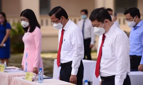 Mặc niệm nạn nhân mất vì COVID-19 trong lễ khai giảng ở trường Lê Hồng Phong