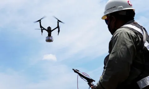 Video: Giao đồ ăn cho bệnh nhân Covid-19 bằng drone ở Indonesia