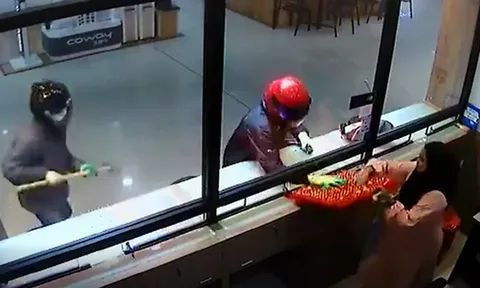 Video: Nhóm cướp đập tủ kính cướp tiệm vàng và cái kết ngỡ ngàng của 2 nhân viên