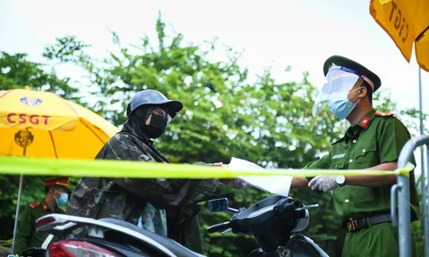 Công an Hà Nội bắt đầu kiểm tra giấy đi đường mới ở các chốt