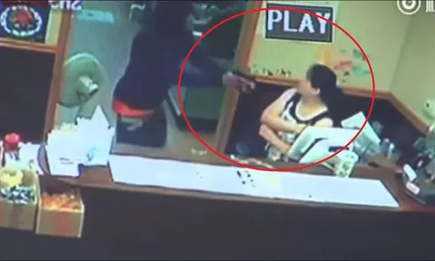 Tưởng súng giả, người phụ nữ dùng tay không giật súng của tên cướp và cái kết bất ngờ
