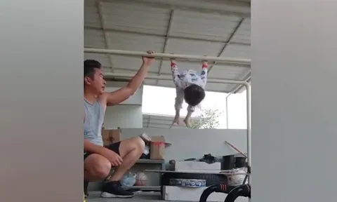 Chuyện lạ: Cậu bé 32 tháng tuổi gây choáng khi thể hiện khả năng đu xà như VĐV chuyên nghiệp