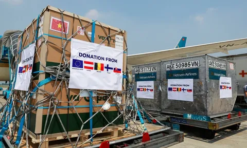 Tiếp nhận vaccine do Bỉ và Slovakia tặng tại sân bay Nội Bài