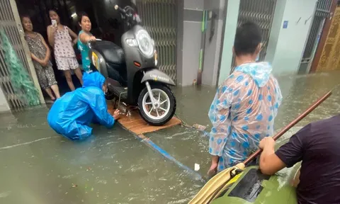 Đà Nẵng: Nhiều nơi ngập sâu, công an bơi xuồng giữa phố cứu dân