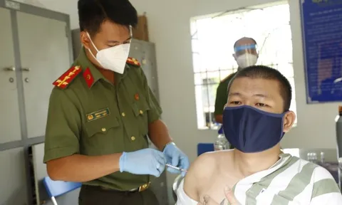 Bình Dương: Tiêm vắc-xin phòng Covid-19 cho can phạm, phạm nhân