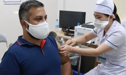 TP.HCM: Đề nghị khẩn trương tiêm vắc-xin cho người nước ngoài