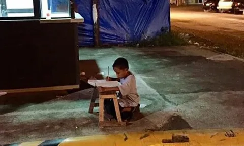 Hình ảnh những em bé nghèo hiếu học khiến cả thế giới cảm động