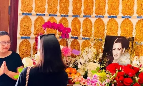 Con gái Phi Nhung mệt mỏi, mắt sưng húp túc trực bên bàn thờ mẹ