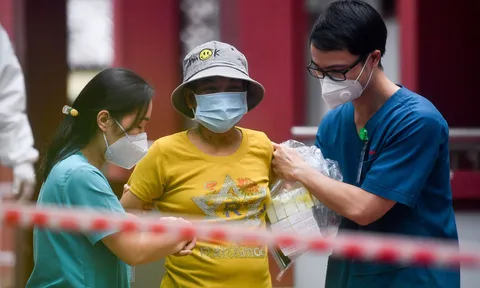 Cuộc gặp mặt đặc biệt của sản phụ từng nguy kịch vì Covid-19