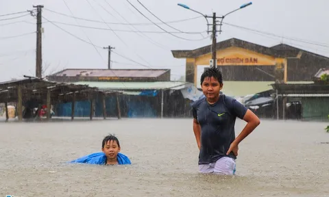 Hàng trăm ngôi nhà ngập sâu hơn 1 m do mưa lớn ở Quảng Nam