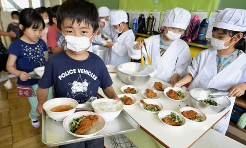 Giáo dục Nhật Bản: Trẻ mẫu giáo chia cơm, lớp 1 dọn sân bóng rổ