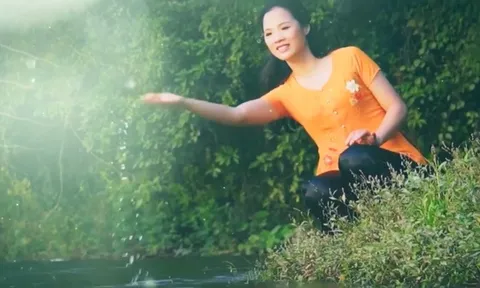 Ca sĩ Trang Viên thể hiện ca khúc Thương quê