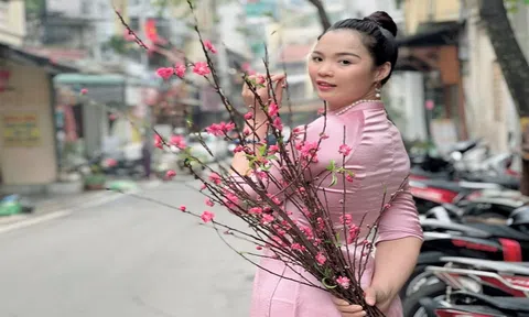 CEO, Á hậu Trang Viên dịu dàng trong tà áo dài và hoa đào xuống phố