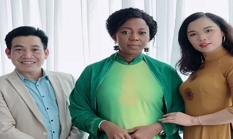 The First Lady of Sierra Leone President wore a "traditional Ao Dai" during her visit to Vietnam