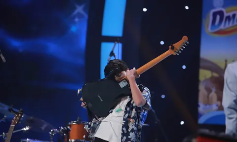 Dùng lưỡi và răng chơi đàn, cậu bé 13 tuổi khiến Trấn Thành, Võ Hoàng Yến lao lên tận sân khấu kiểm chứng