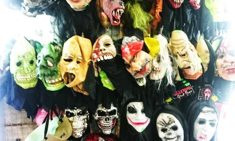 Hiểm họa khôn lường từ việc đeo mặt nạ siêu nhân chơi Halloween