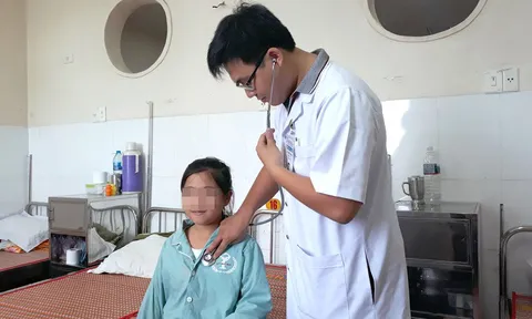 Hi hữu bé gái mắc chứng bệnh "mồ hồ hôi máu" hiếm gặp trên thế giới