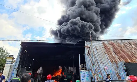 Bình Dương: Đang cháy lớn tại cơ sở tái chế hạt nhựa, cả khu dân cư hoảng loạn
